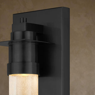 LUMENS LAMP Provence 哑光黑色黄铜户外壁灯，配有带纹理的种子玻璃灯罩，适合庭院照明。