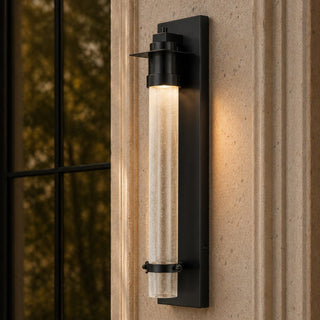 LUMENS LAMP Provence 哑光黑色黄铜户外壁灯，配有长条形种子玻璃灯罩，适合庭院和门廊照明。