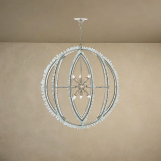 LUMENS LAMP Saltwater 吊灯，采用当代银箔锻铁框架和磨砂再生海玻璃装饰，呈现球形设计。