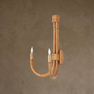 LUMENS LAMP Samsara 壁灯，采用天然藤条和锻铁制成，具有双灯头设计和马鞍棕色饰面，呈现海岸风格。
