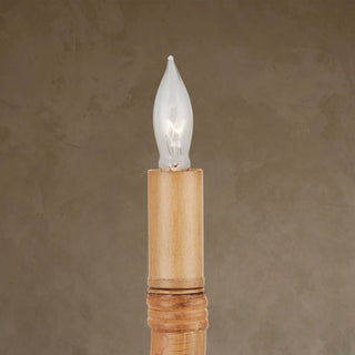LUMENS LAMP Samsara 壁灯，采用天然藤条和马鞍棕色饰面，配有蜡烛灯座和透明灯泡，展现海岸风格。