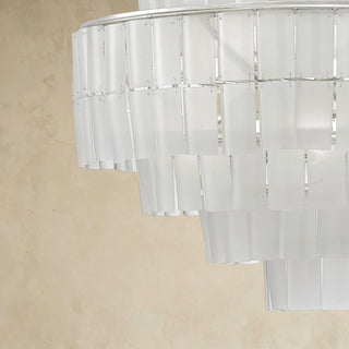 LUMENS LAMP Sommelier 白色吊灯，采用再生玻璃片和当代银箔饰面，呈现出优雅的层次感。