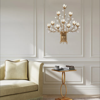 LUMENS LAMP Star Magnolia 壁灯，采用古董黄铜饰面金属、白色花朵和手工压制玻璃叶片，呈现优雅花卉艺术风格。