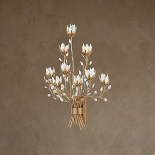 LUMENS LAMP Star Magnolia 壁灯，采用古董黄铜饰面金属和白色花朵，配有手工压制玻璃叶片，10灯设计。