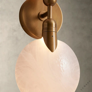 LUMENS LAMP Lyla 双头壁灯，采用手工吹制半透明玻璃圆盘和黄铜饰面金属，散发柔和光泽。