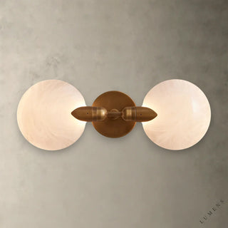 LUMENS LAMP Lyla 双头壁灯，采用手工吹制半透明玻璃圆盘和黄铜底座，散发柔和光泽。