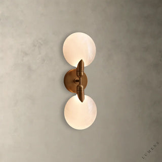 LUMENS LAMP Lyla 双头壁灯，采用黄铜底座和两个手工吹制半透明玻璃圆盘，散发柔和光芒