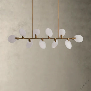 LUMENS LAMP Lyla 线性吊灯，采用黄铜金属框架和手工吹制半透明玻璃花瓣状灯罩，设计优雅现代。