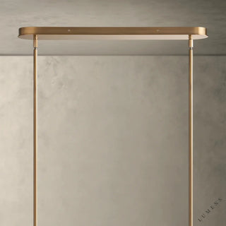 LUMENS LAMP Lyla 线性吊灯的黄铜金属顶棚和悬挂杆，展现精致的金属工艺与现代设计风格。