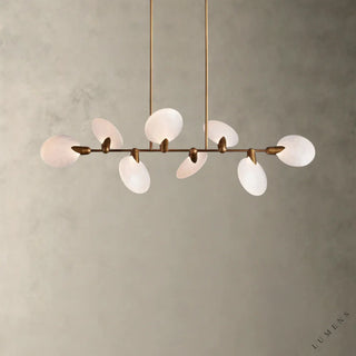 LUMENS LAMP Lyla 线性吊灯，采用黄铜金属框架和手工吹制半透明花瓣状玻璃圆盘，设计优雅现代。