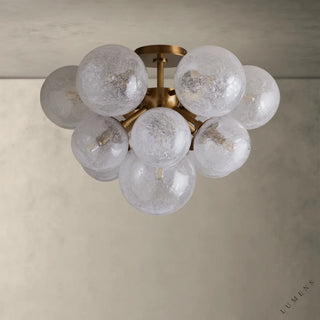 LUMENS LAMP Mandoza 嵌入式吸顶灯，采用黄铜底座和多个带有气泡纹理的手工吹制玻璃球灯罩，呈现工业与乡村风格。