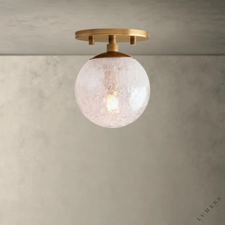 LUMENS LAMP Mandoza 嵌入式吸顶灯，带有黄铜底座和手工吹制气泡玻璃球罩，呈现工业与乡村融合风格。