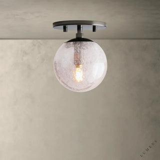 LUMENS LAMP Mandoza 壁灯，配有手工吹制气泡玻璃球罩和青铜色金属底座，散发温暖工业风光芒