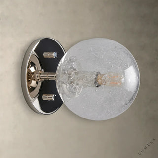 LUMENS LAMP Mandoza 壁灯，配有抛光镍饰面底座和手工吹制气泡玻璃球灯罩，展现工业与乡村融合风格。