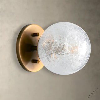 LUMENS LAMP Mandoza 壁灯，带有黄铜底座和手工吹制的起泡玻璃球罩，呈现工业与乡村风格