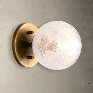 LUMENS LAMP Mandoza 壁灯，配有黄铜底座和手工吹制的起泡玻璃球罩，呈现工业与乡村风格。