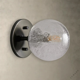 LUMENS LAMP Mandoza 壁灯，带有手工吹制气泡玻璃球罩和工业风格金属底座，适合浴室或室内装饰。