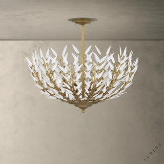 LUMENS LAMP Morrigan 吊灯，采用黄铜饰面铁艺框架和三层白色玻璃叶片，呈现复古雕塑感设计。