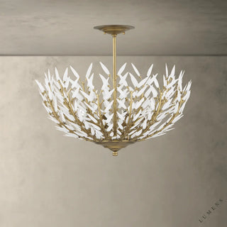 LUMENS LAMP Morrigan 吊灯，采用黄铜饰面铁艺框架和三层白色玻璃叶片，呈现复古雕塑感设计。