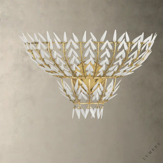 LUMENS LAMP Morrigan壁灯，采用黄铜饰面铁艺框架和三层白色玻璃叶片，呈现复古雕塑感设计。