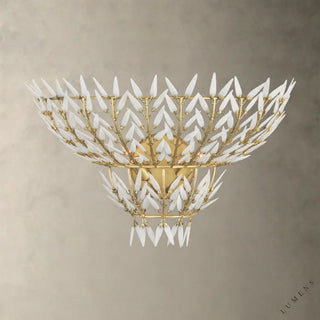 LUMENS LAMP Morrigan壁灯，采用黄铜饰面铁艺框架和三层白色玻璃叶片，呈现复古雕塑感设计。