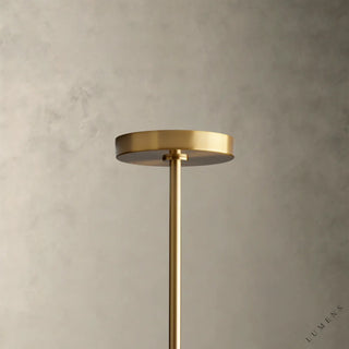 LUMENS LAMP Noella 吊灯的哑光黄铜天花板吸顶盘和悬挂杆细节