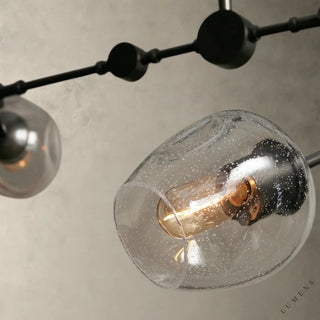 LUMENS LAMP Noella 吊灯，采用哑光黄铜钢架和手工吹制的渐变色玻璃球罩，呈现独特有机质感。