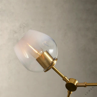 LUMENS LAMP Noella 吊灯，采用哑光黄铜框架和手工吹制的渐变色透明至乳白色玻璃球罩，展现精致现代设计。