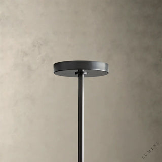 LUMENS LAMP Noella 吊灯的哑光黄铜天花板顶盖和悬挂杆细节