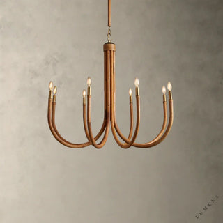 LUMENS LAMP Ravda 圆形吊灯，采用天然藤条材质，配有复古黄铜细节和八个灯头，展现优雅自然风格。