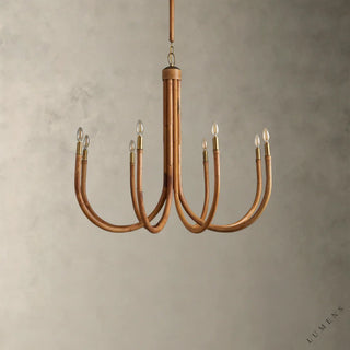 LUMENS LAMP Ravda 圆形吊灯，采用天然藤条材质，配有复古黄铜细节和八个灯头，设计优雅且富有自然质感。