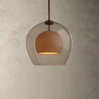 LUMENS LAMP Romy 玻璃吊灯，采用透明玻璃球罩和内部暖色调灯罩，配有精致的黄铜悬挂杆，设计优雅现代。