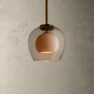 LUMENS LAMP Romy 玻璃吊灯，采用透明玻璃灯罩和内部乳白色球形灯泡，配有精致的黄铜饰面悬挂杆，设计优雅现代。