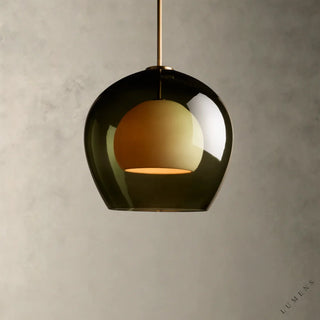 LUMENS LAMP Romy 玻璃吊灯，带有温暖的黄铜饰面悬挂杆和深色透明玻璃球罩，呈现精致现代设计风格。