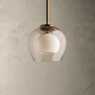LUMENS LAMP Romy 玻璃吊灯，配有透明玻璃灯罩、内部白色磨砂灯球及温暖的黄铜饰面金属悬挂件。