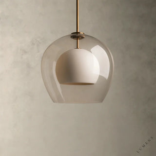 LUMENS LAMP Romy 玻璃吊灯，采用透明玻璃球罩和内部白色灯罩，配有精致的黄铜悬挂杆，设计简约优雅。