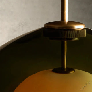 LUMENS LAMP Romy 玻璃吊灯，配有精致的黄铜饰面悬挂件和球形灯罩，展现优雅的现代设计风格。