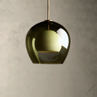 LUMENS LAMP Romy 玻璃吊灯，带有温暖的黄铜饰面悬挂杆和优雅的球形玻璃灯罩，设计精致简约。