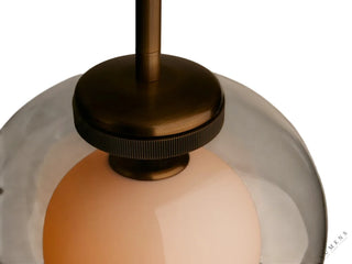 LUMENS LAMP Romy 玻璃吊灯，采用精致的黄铜饰面悬挂件和球形玻璃灯罩，设计优雅且具有现代感。
