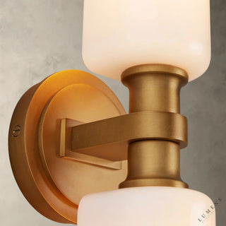 LUMENS LAMP Zayd 双头壁灯，采用黄铜底座和乳白色玻璃灯罩，设计优雅，光线柔和温暖。