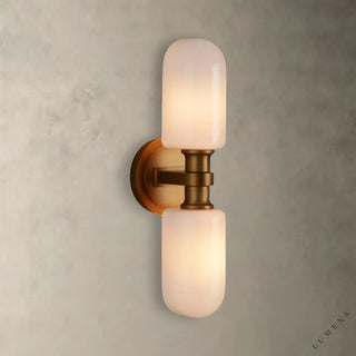 LUMENS LAMP Zayd 双头壁灯，采用黄铜底座和乳白色玻璃灯罩，散发温暖光芒