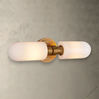 LUMENS LAMP Zayd 双头壁灯，采用黄铜底座和两个乳白色玻璃灯罩，散发温暖光芒